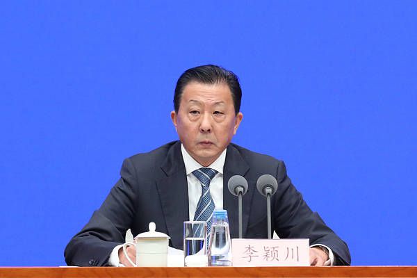 脱岳裙子从后面挺进去小说